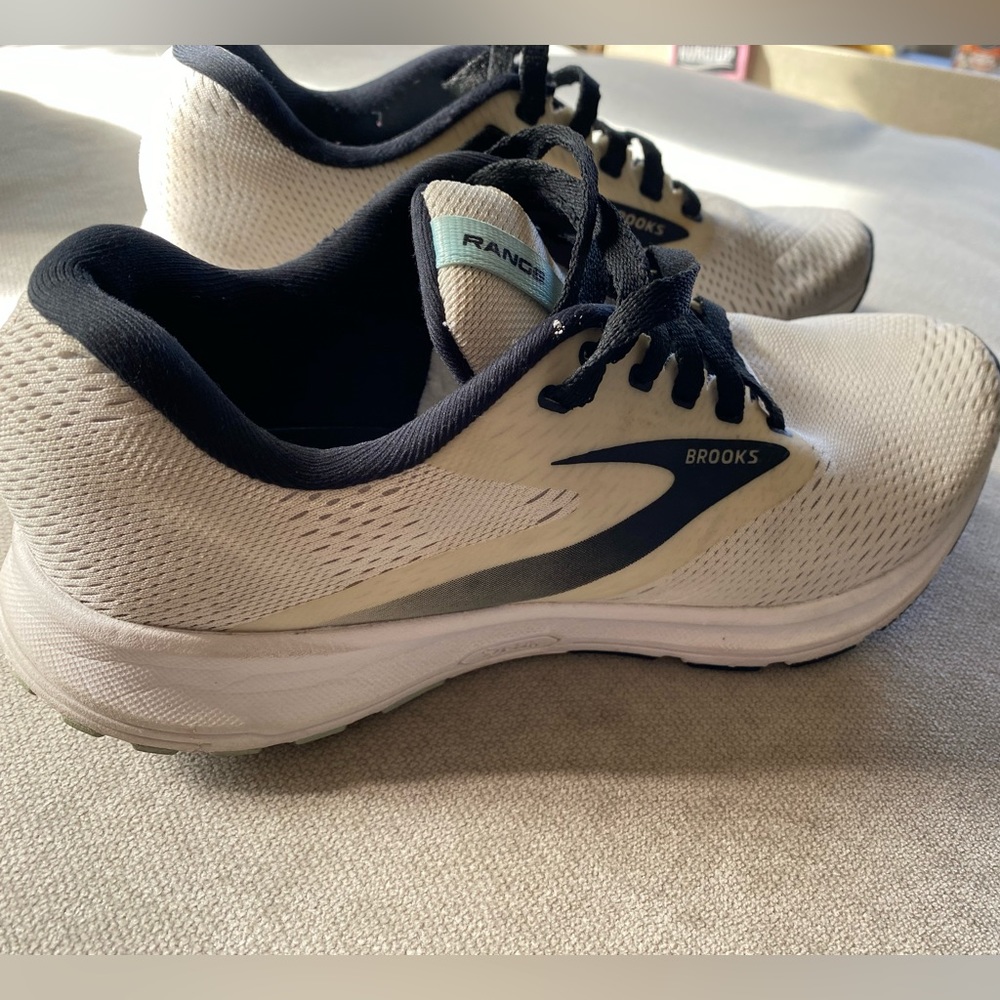 Great condition preowned brooks sneakers